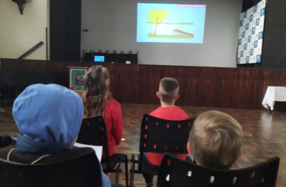 Turma apresenta projeto sobre água durante Assembleia dos Anos Iniciais