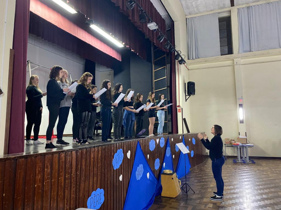 Turmas de 6º ao 9º ano realizam homenagem para os Pais