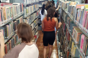 Turma do 1º ano do Ensino Médio tem aula de Língua Portuguesa e Literatura na Biblioteca