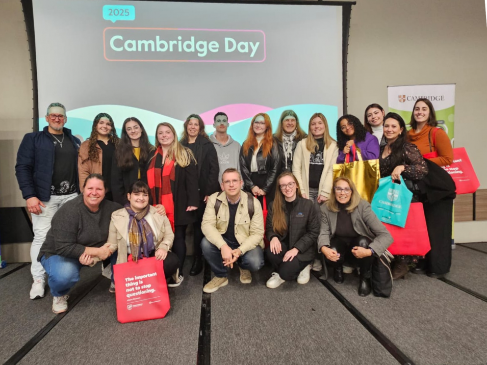 Professores e acadêmicos do Instituto Ivoti marcam presença no Cambridge Day