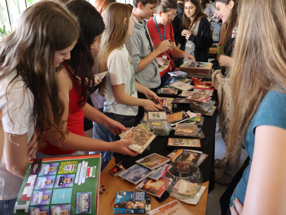 Estudantes promovem Brechó Solidário e movimentam a comunidade escolar com ações de consumo consciente