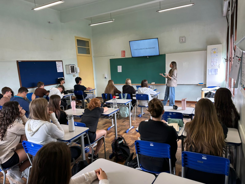 Estudantes do Itinerário de Raciocínio Humano e Sustentabilidade participam de palestra sobre padrões modernos de construção