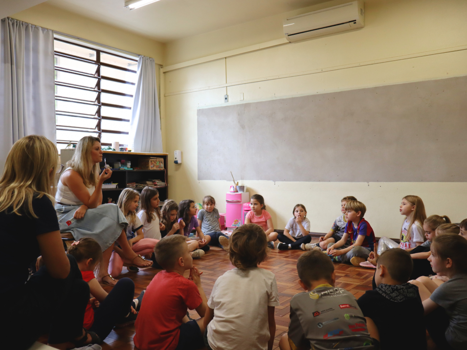 1. Klasse aprende sobre higiene do corpo com convidada especial