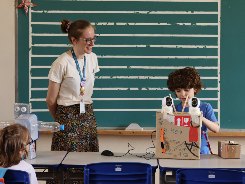 Alunos dos anos iniciais unem inglês e computação em projeto tecnológico