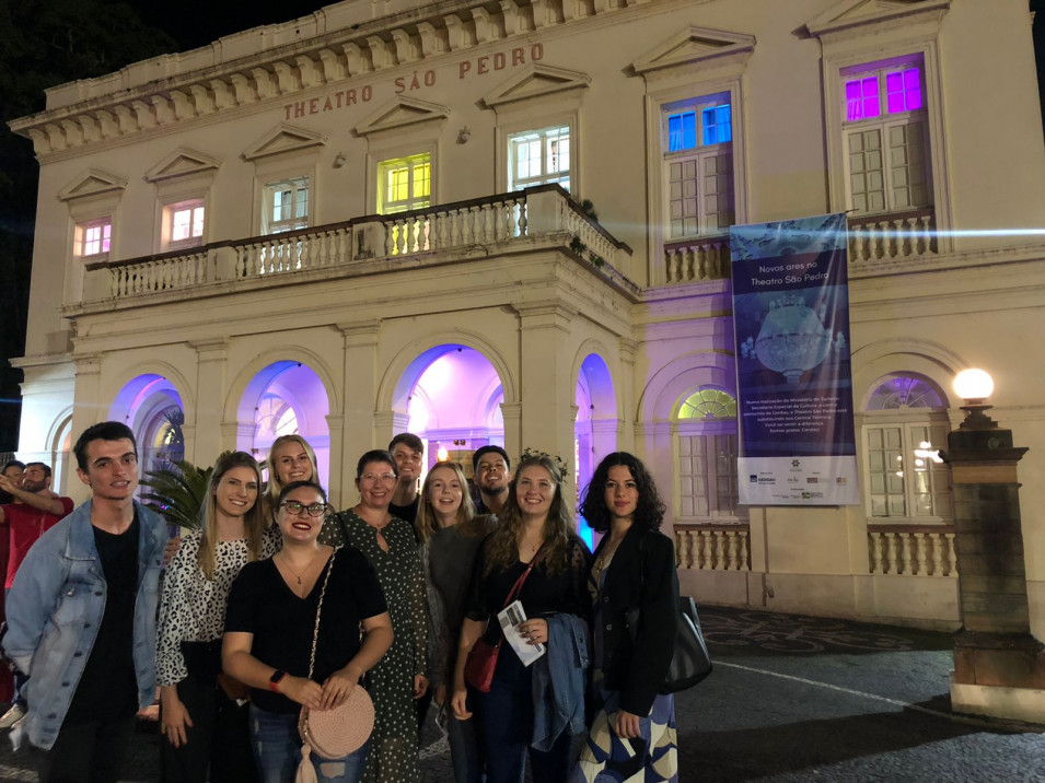 Acadêmicos visitam o Theatro São Pedro em noite de Gala Lírica