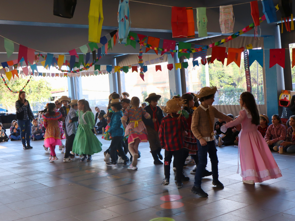 Música, brincadeiras e diversão na Festa Junina dos Anos Iniciais