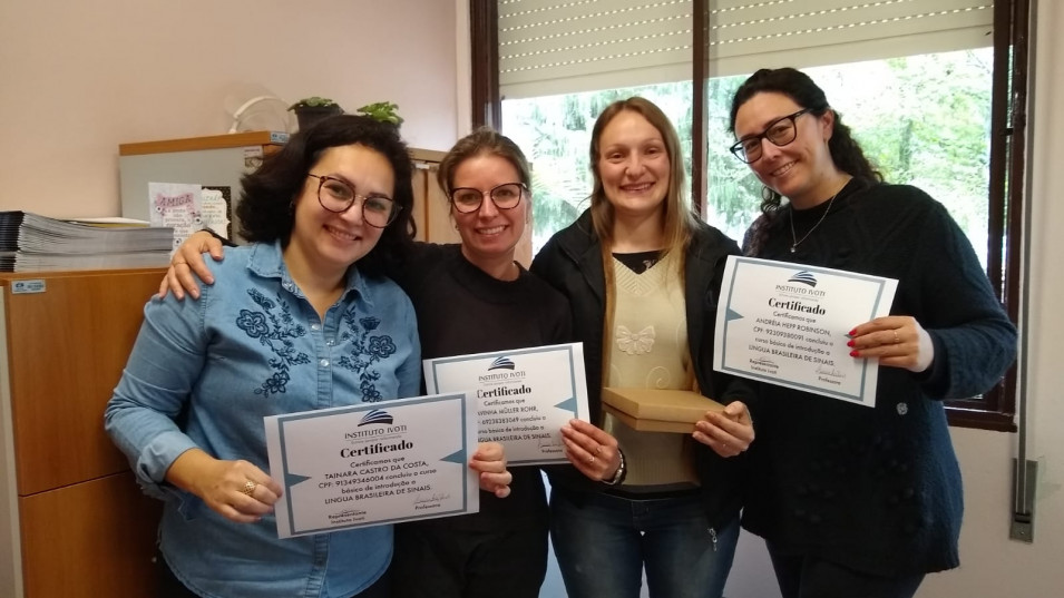 Colaboradoras concluem Curso Básico de Introdução à LIBRAS