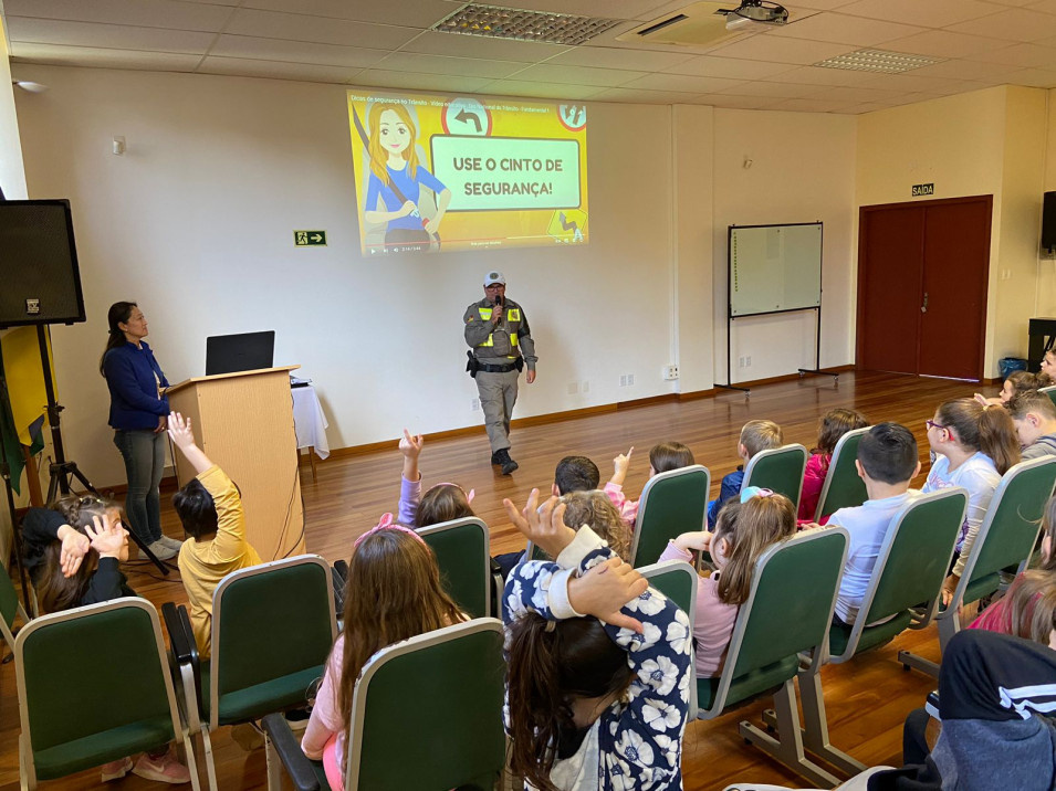 Crianças do Instituto Ivoti recebem a visita de representante da Brigada Militar de Ivoti