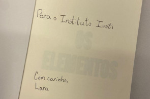 De leitora a autora: ex-aluna presenteia a Instituição com exemplar autografado