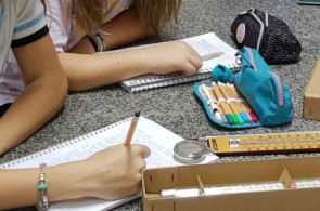 Turma do 8º ano tem aula sobre diferença entre clima e tempo no Laboratório de Ciências