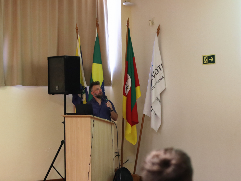 Cursos Técnicos recebem líder de design para conversa sobre inovação e mercado