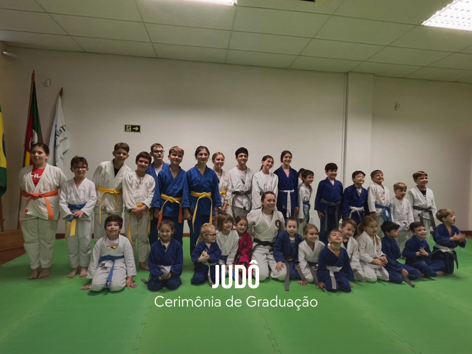 Troca de faixa de judô reúne alunos e famílias em celebração no Instituto Ivoti
