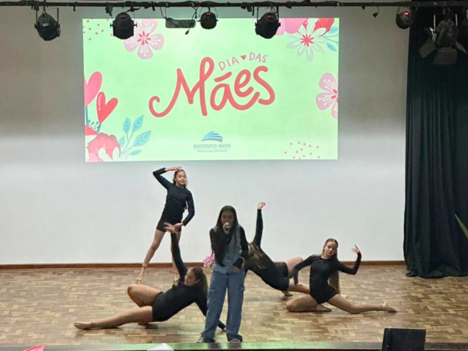 Estudantes dos Anos Finais homenageiam mães com apresentações especiais