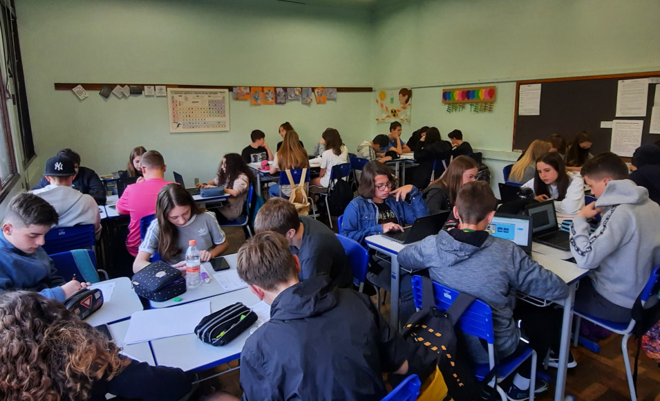Turma do 8º ano realiza revisão de conteúdo através de estações do conhecimento