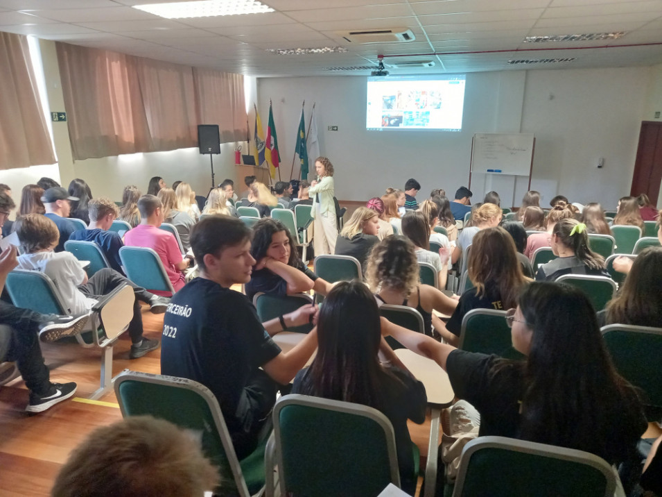 Turmas do 3º do Ensino Médio tem aula sobre vanguardas europeias