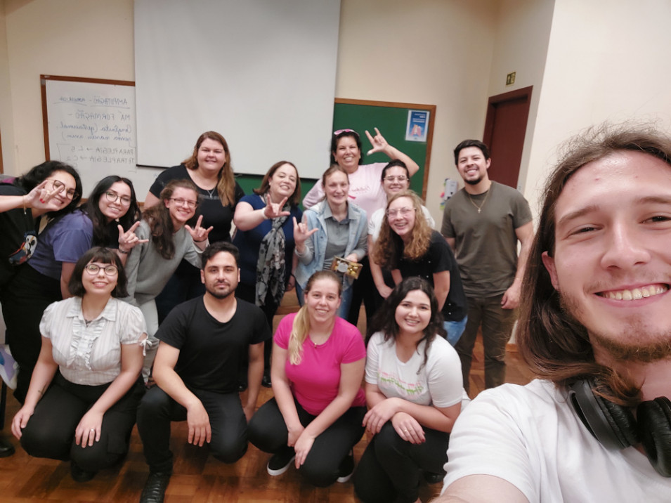 Luciane Brisch conversou com acadêmicos sobre sua trajetória de vida como pessoa surda