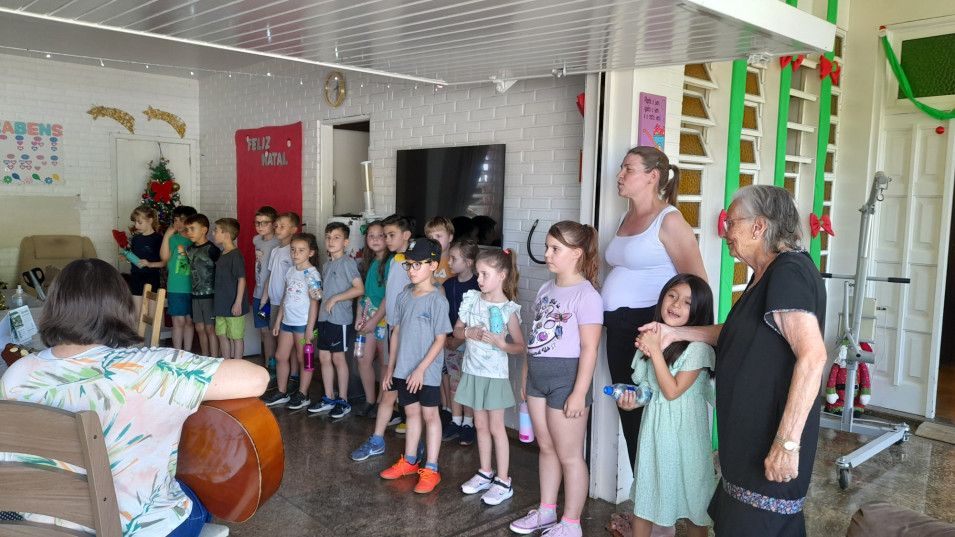 Alunos do Instituto Ivoti visitam Lar de Idosos Bem Querer