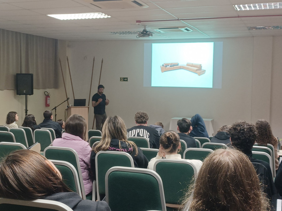 Designer e ex-aluno Samuca Gerber compartilha experiências com estudantes de Design Gráfico