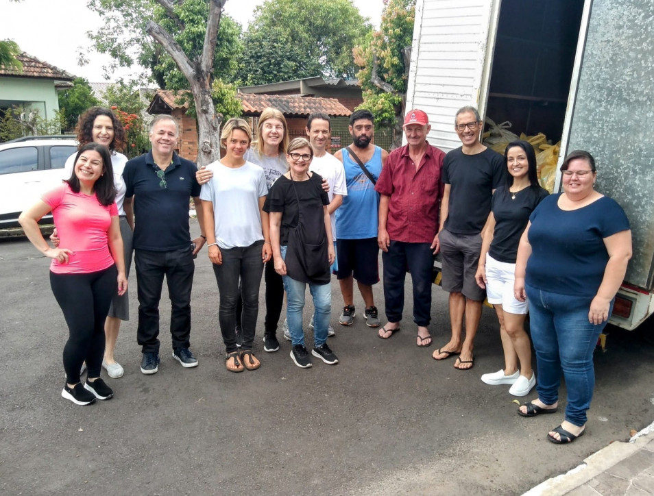 Estudantes de inglês recebem doações de alimento para o projeto Garagem Solidária até sexta-feira