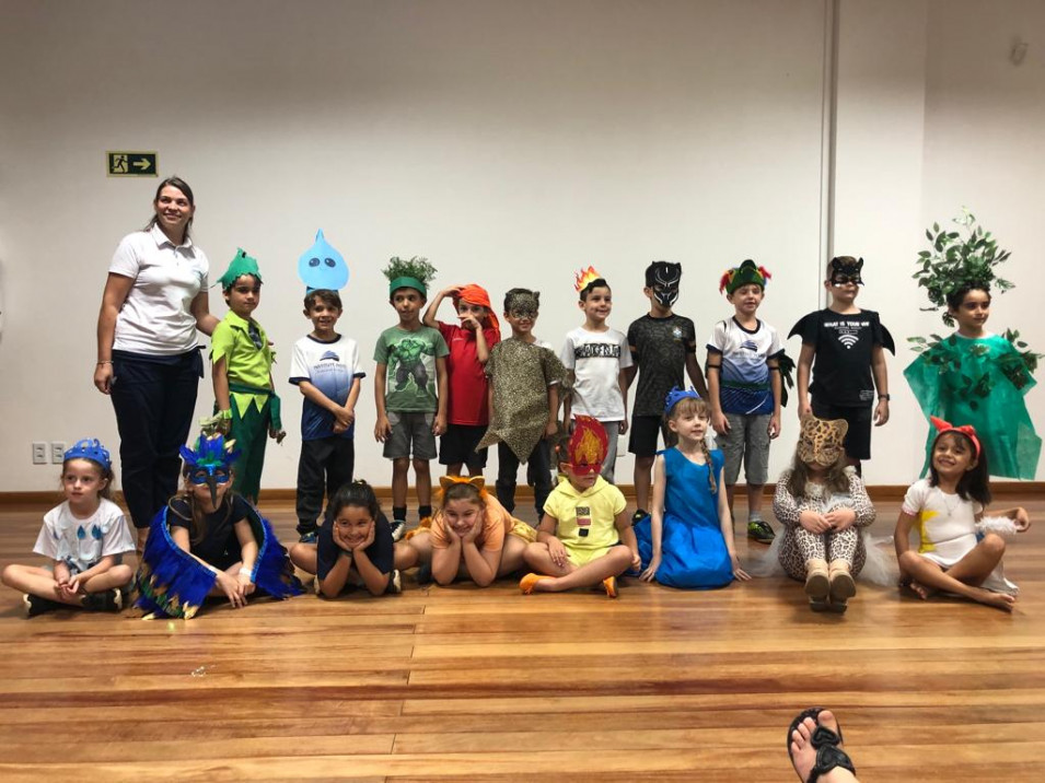 Crianças do 2º ano apresentam peça A Fábula do Beija-Flor para as famílias