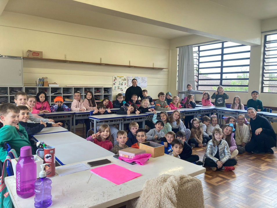 Crianças do 2º ano apresentam projetos da Mostra de Iniciação Científica para os colegas