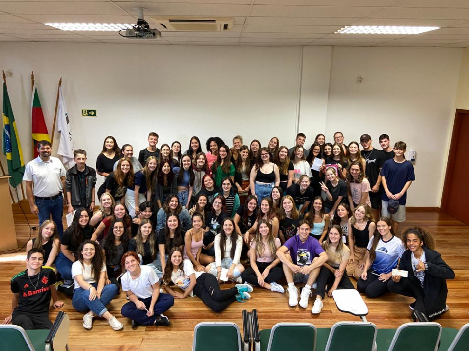Estudantes do 3º ano do Curso Normal preparam momento de acolhida para a turma do 1º ano