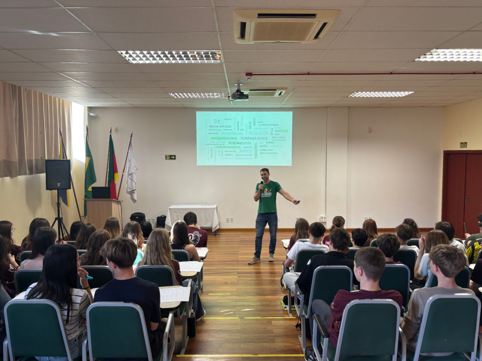 Palestra sobre investimentos aproxima estudantes da educação financeira