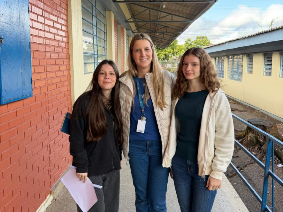 Alunas auxiliam na organização da 13ª Conferência da Criança e do Adolescente