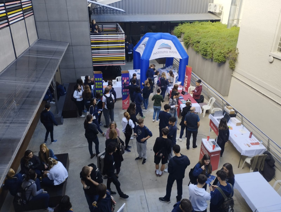 Ensino Superior do Instituto Ivoti participa de Feira das Profissões em Porto Alegre