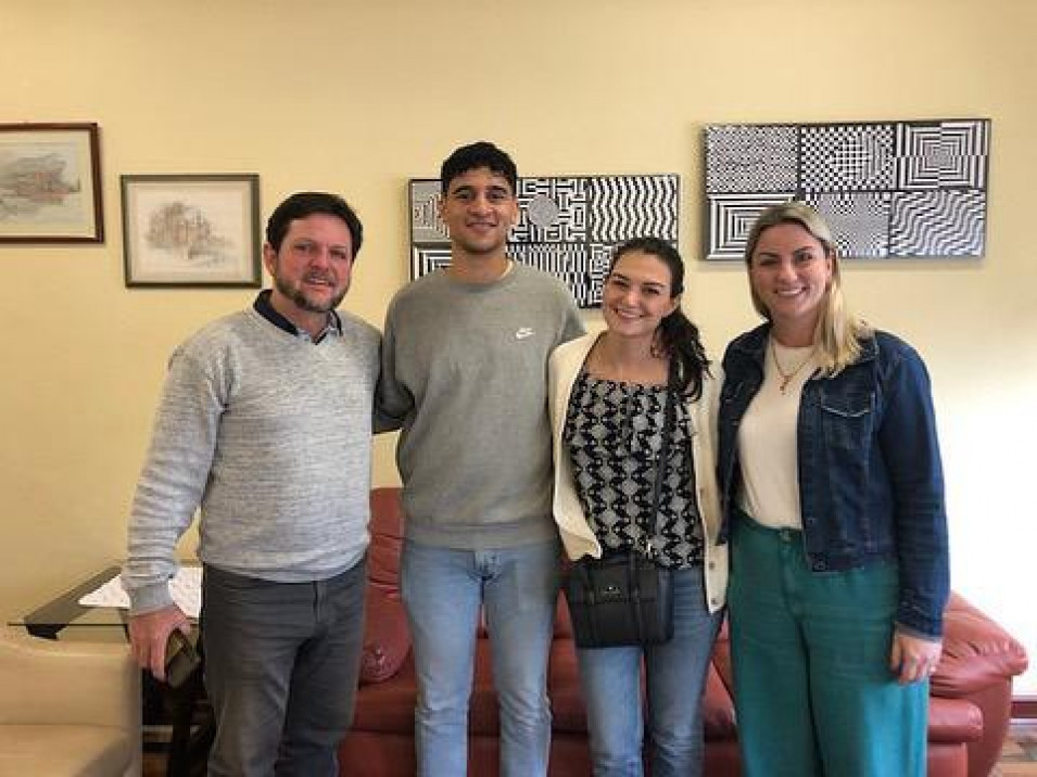 Egressa do Instituto Ivoti, que hoje mora na Holanda, visita a escola na semana do professor