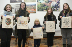 Vencedores do Concurso de Desenhos de Ecobags recebem seus prêmios