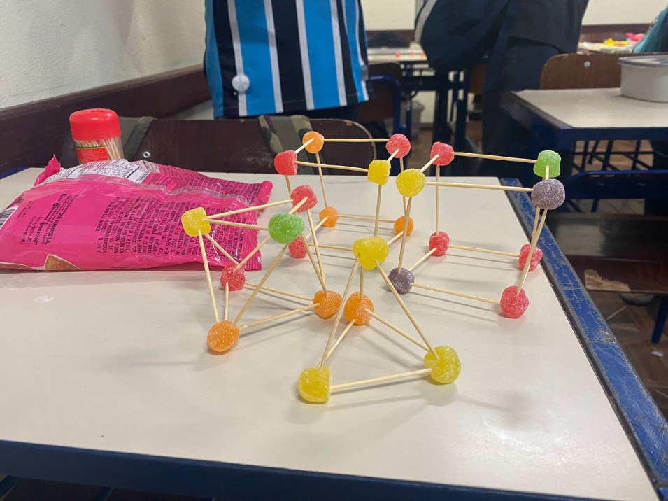 Turma do 6º ano B participa de um Desafio Geométrico na aula de matemática