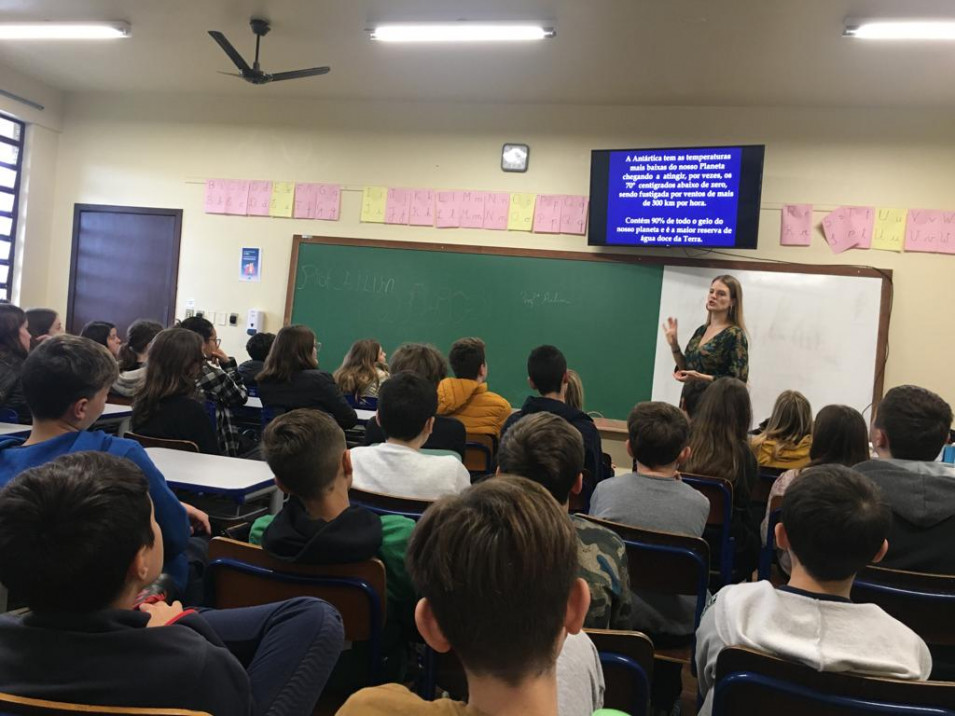 Turmas do 6º ano recebem professora Ailim Schwambach para falar sobre a Antártica
