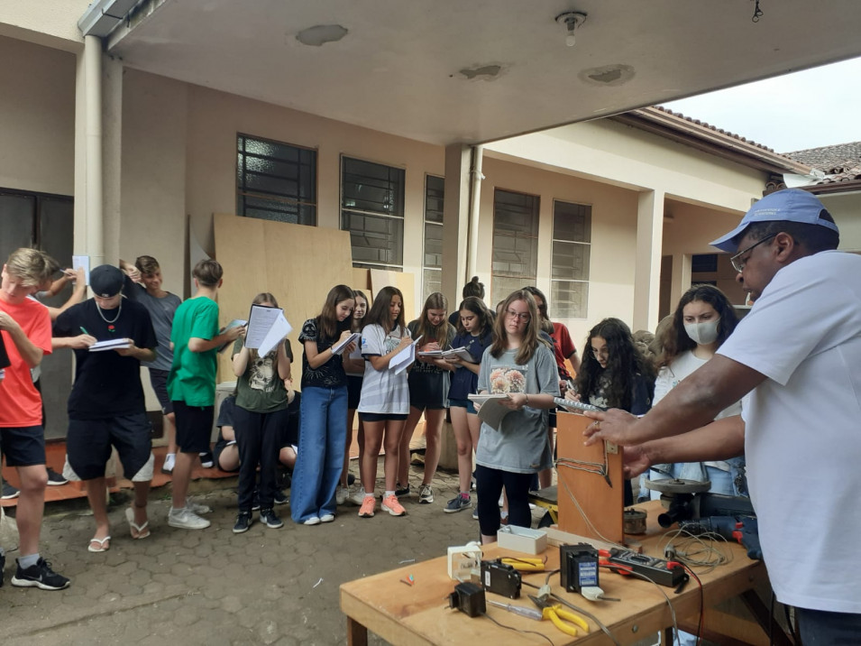 Turma do 8º ano tem experiência prática sobre circuitos elétricos