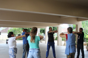 Colaboradores do Instituto Ivoti realizam exercícios orientados de Ginástica Laboral