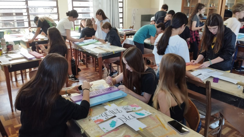 Estudantes criam placas com mensagens em língua alemã para diferentes espaços do Instituto Ivoti