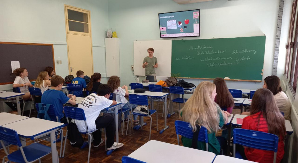 Turmas de Língua Alemã tem conversa sobre tradições de Natal com voluntário da UNESCO