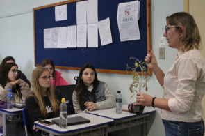Estudantes do Ensino Médio do Instituto Ivoti recebem visita de engenheira agrônoma