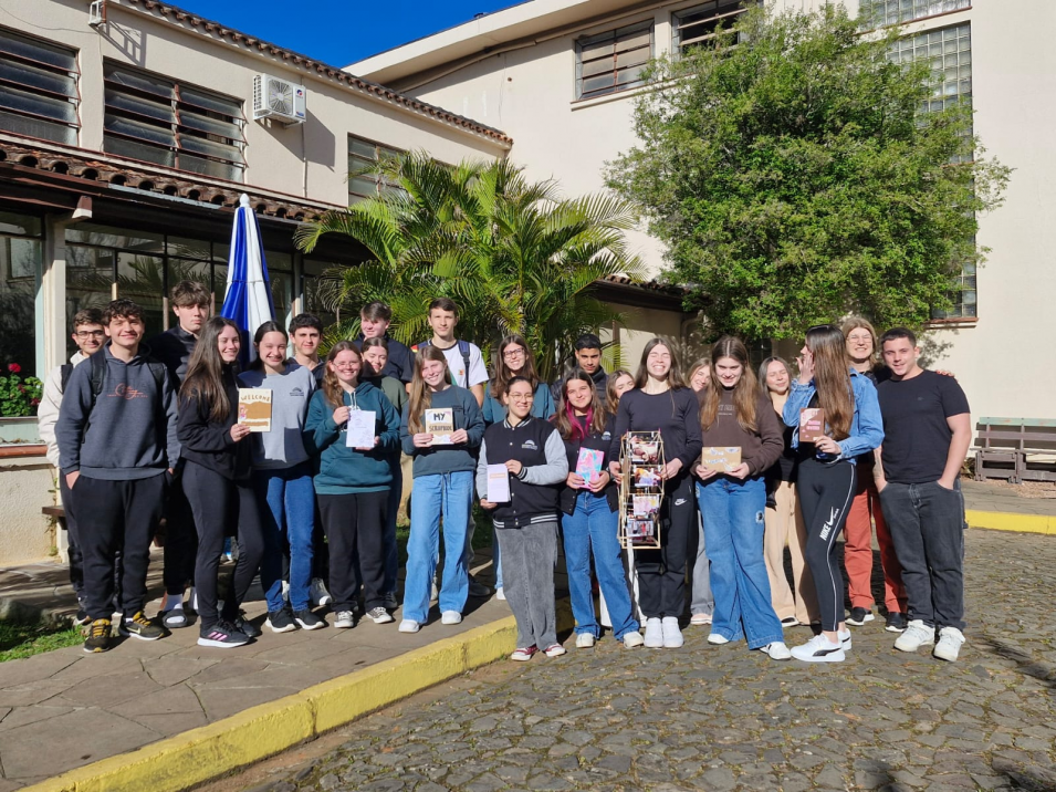 Aprendizado criativo: turma do Inglês B produz Scrapbooks e Timelines para praticar o uso dos tempos verbais