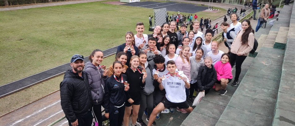 Atletas da Equipe Municipal de Atletismo/Instituto Ivoti conquistam 22 medalhas no Troféu IENH de Atletismo