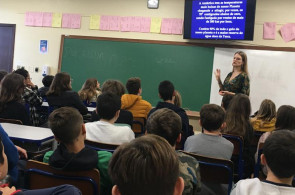 Turmas do 6º ano recebem professora Ailim Schwambach para falar sobre a Antártica