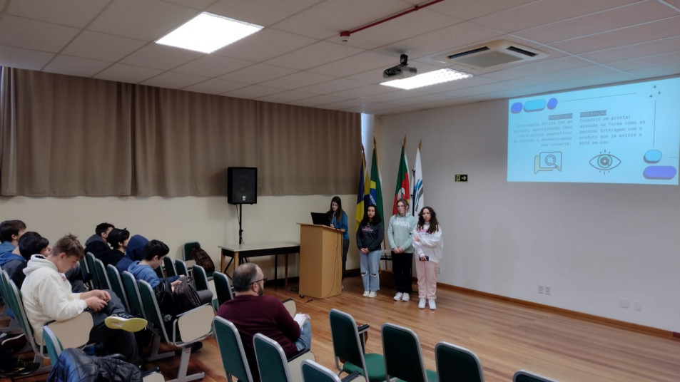 Estudantes apresentam proposta final do projeto Murais Digitais