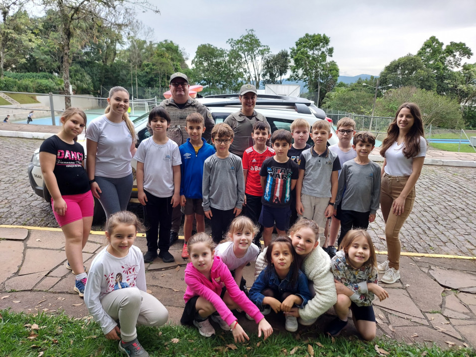 Turma do 2º ano B recebe visita da Brigada Militar em projeto sobre trânsito