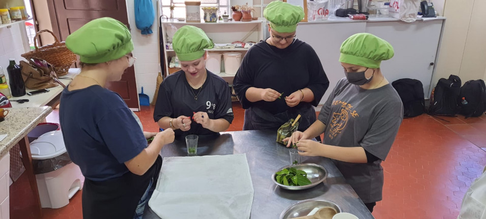 Estudantes de Práticas Comunitárias participam de oficinas promovidas pelo Programa Herbário Vivo