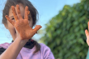 Crianças do Nível 5 exploram argila e confeccionam seu autorretrato