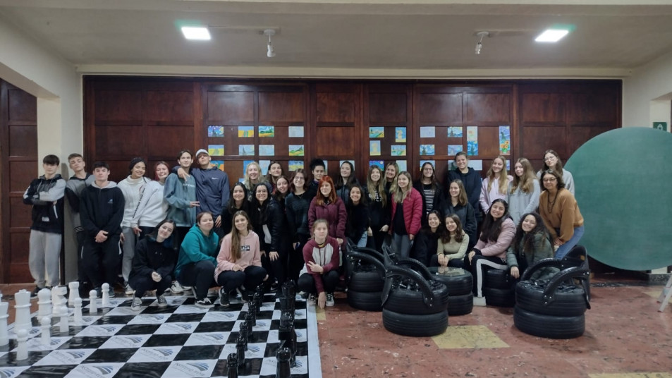 Turma do Curso Normal realiza exposição inspirada no filme “Com Amor van Gogh”