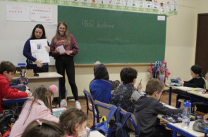 Instituto Ivoti recebe visita da alemã Marie Kneilmann nas turmas da Educação Básica e do Ensino Superior
