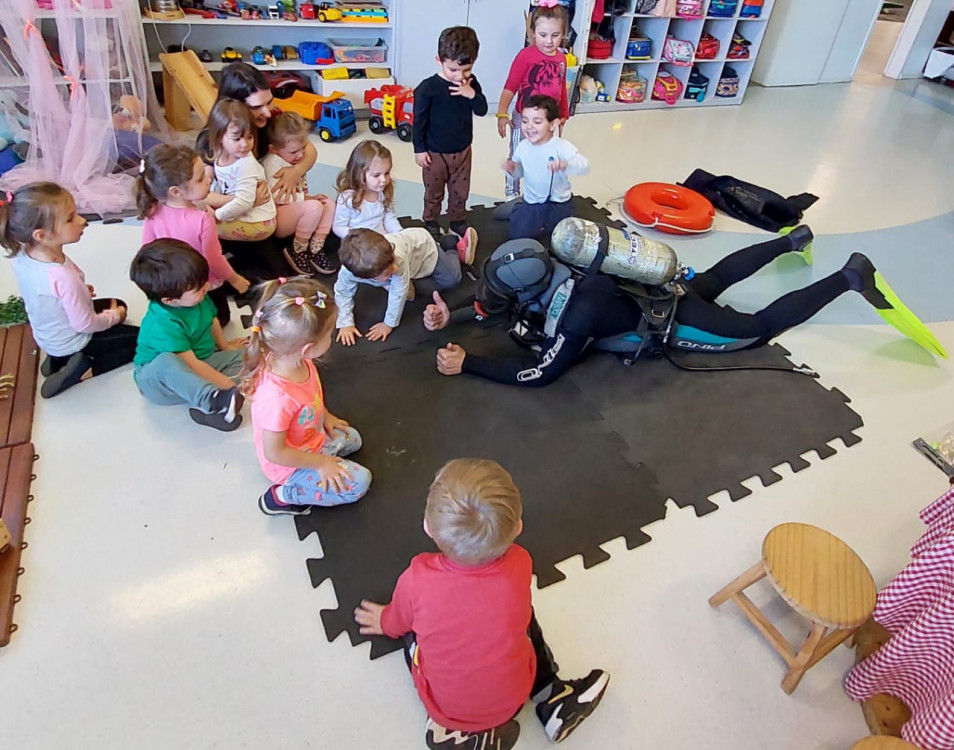 Turma do Nível 2 da Educação Infantil recebe bombeiros para falar sobre o mergulho
