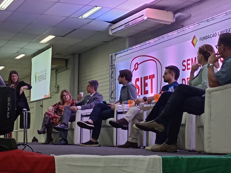 Professor do Ensino Superior da palestra em evento da Mostratec