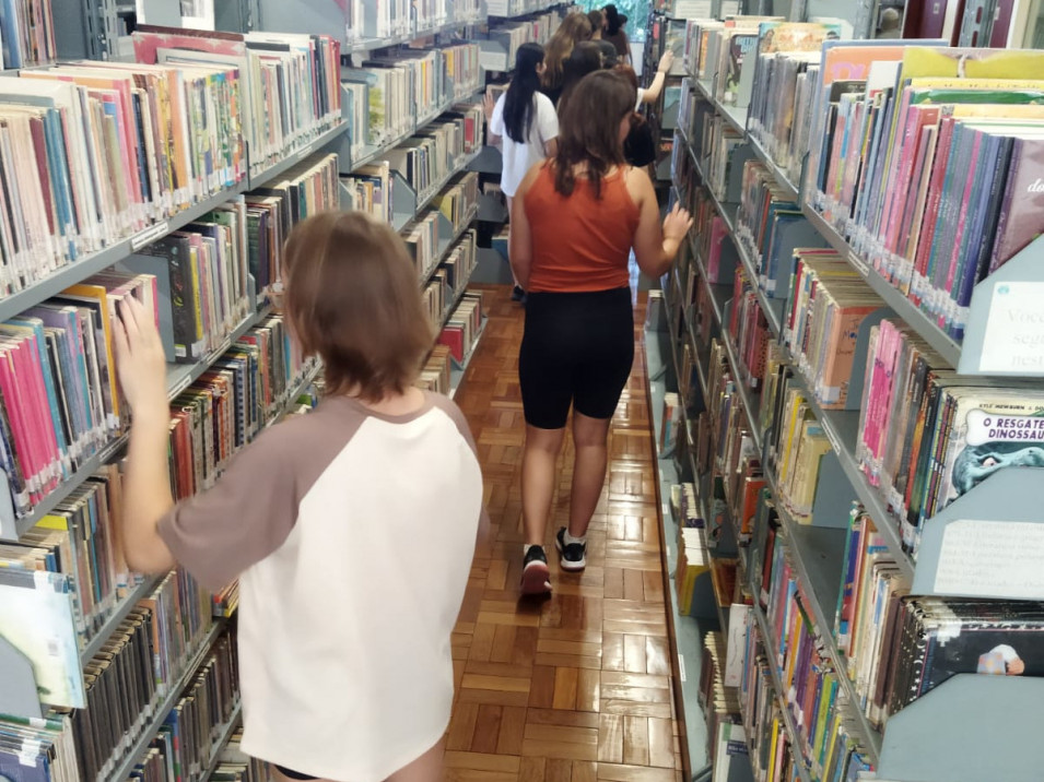 Turma do 1º ano do Ensino Médio tem aula de Língua Portuguesa e Literatura na Biblioteca